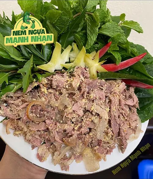 Đĩa nem ngựa Mạnh Nhạn ăn kèm rau