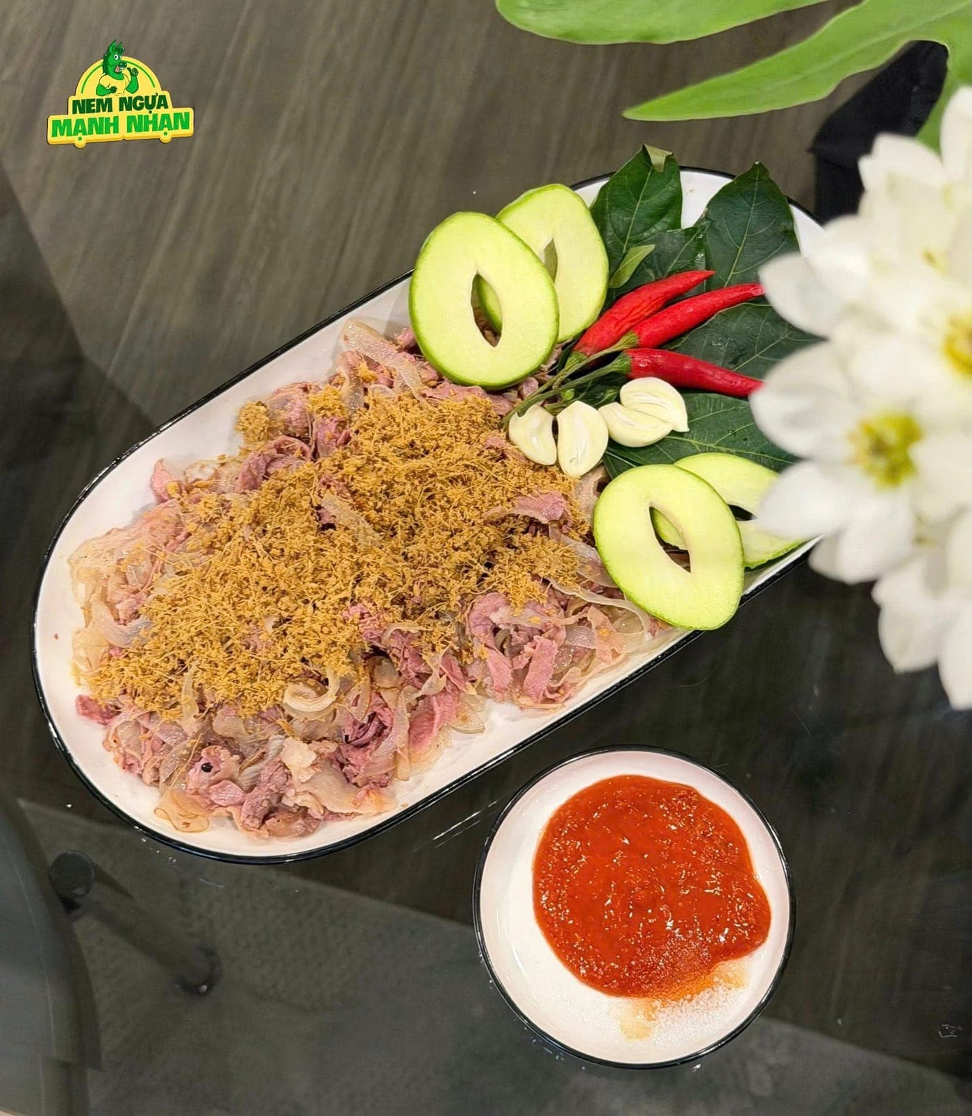 Đĩa nem ngựa rắc thính trang trí đẹp mắt