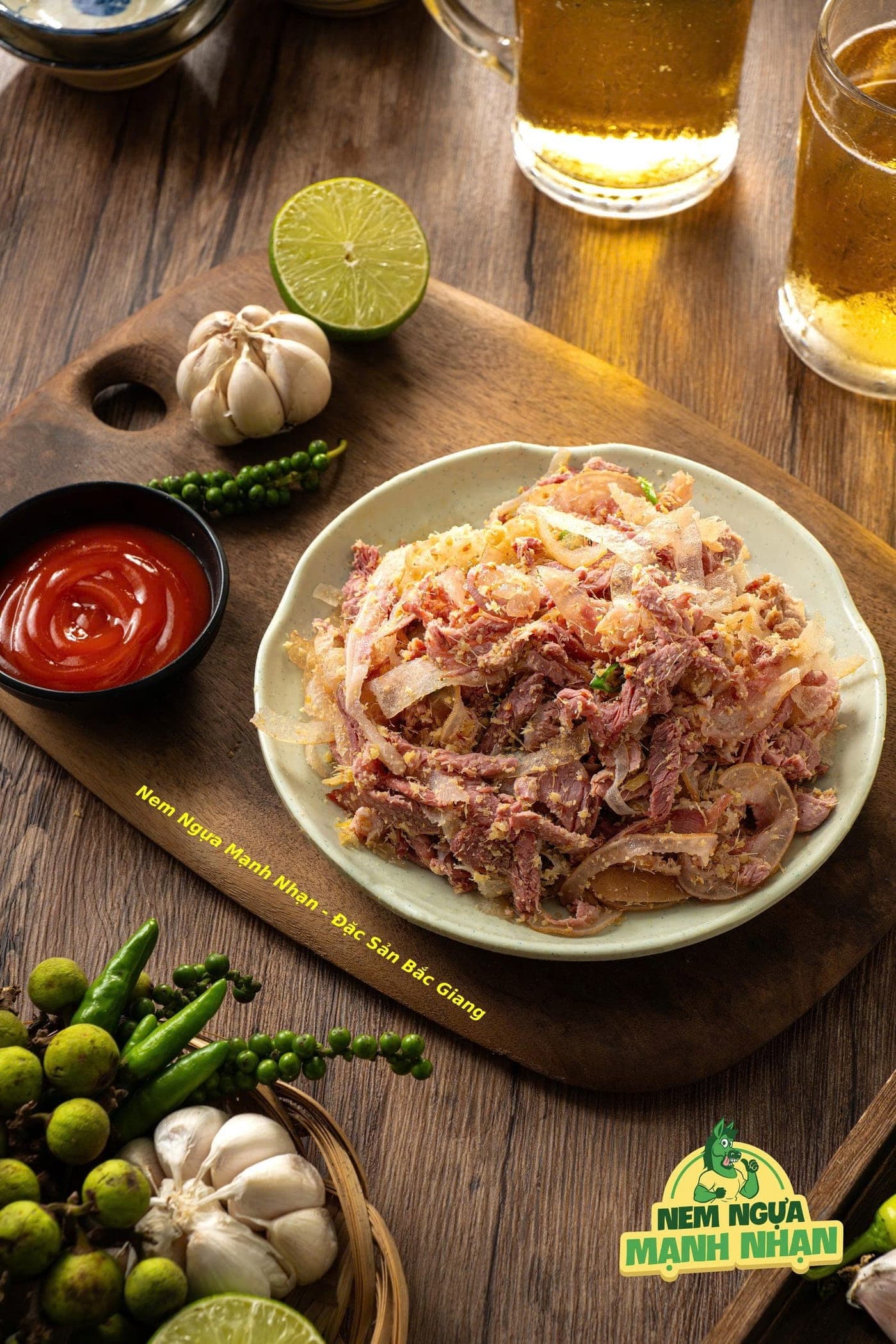 Nem ngựa ăn kèm bia, chanh, tỏi, tương ớt