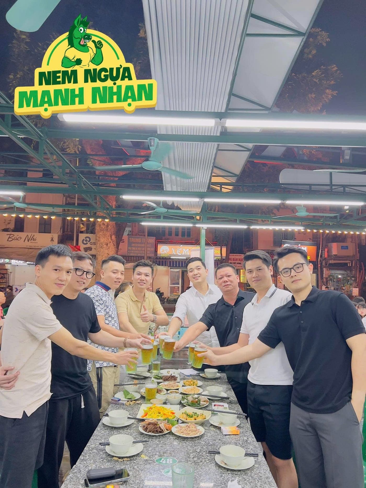 Khách hàng nâng ly tại quán Nem Ngựa Mạnh Nhạn