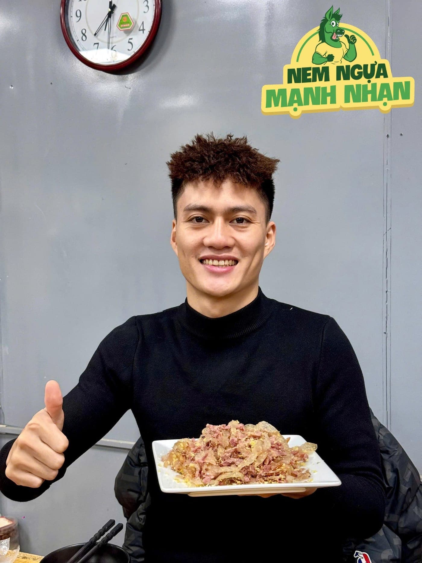 Khách hàng hài lòng với nem ngựa Mạnh Nhạn
