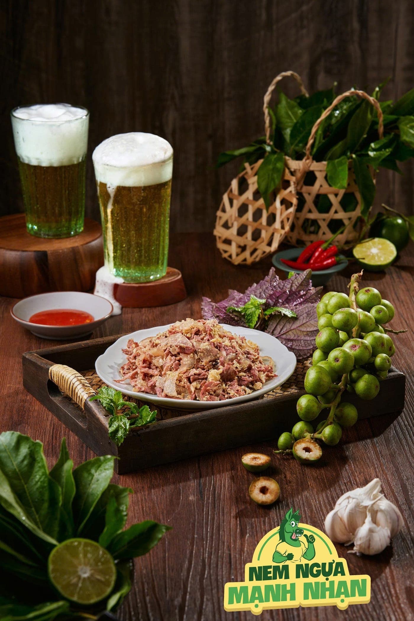 Đĩa nem ngựa Mạnh Nhạn bày cùng bia và rau