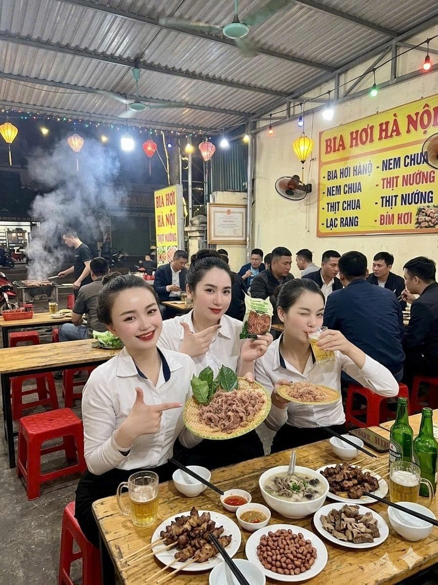 Khách hàng thưởng thức nem ngựa Mạnh Nhạn